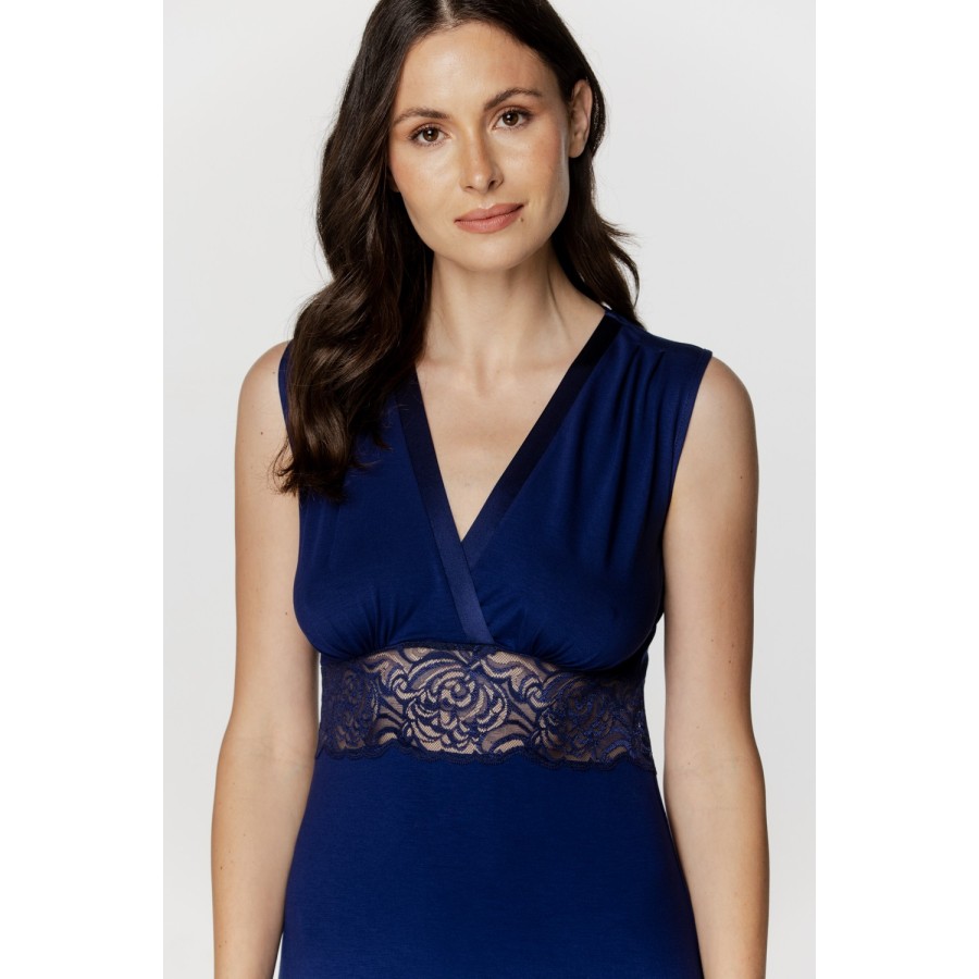 Costado del camisón azul con caída fluida